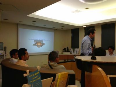 歯周病学勉強会のイメージ写真（症例紹介の様子）