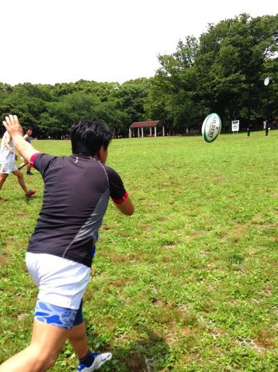 タッチラグビーの試合風景