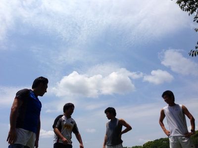 青空の下で行われたタッチラグビーの様子