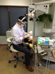 適正倍率でマイクロスコープを使用している様子