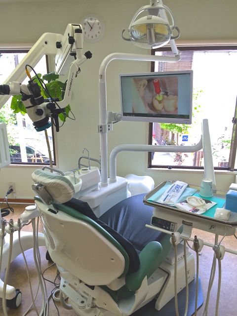 グローバル社の歯科用マイクロスコープ外観